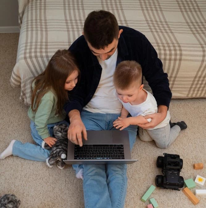 Kidoor: Father and kids with laptop